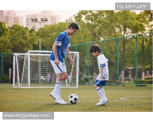 足球明星的形象塑造与公众认知的多元化探讨与分析